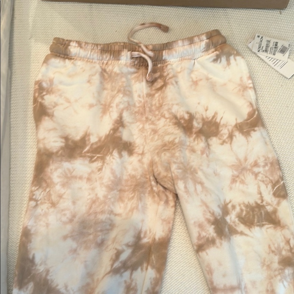 Women’s sweatpants by Treasure & Bond.